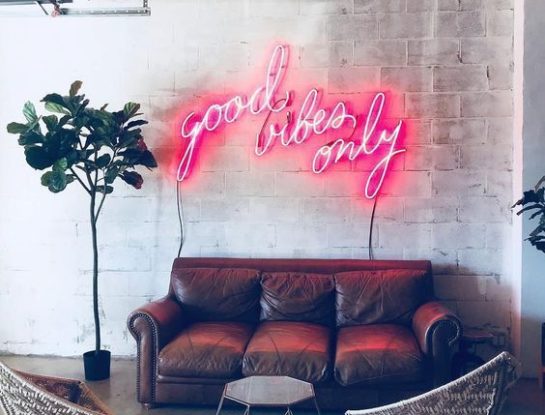 Las luces de neón brillan en la decoración de interiores 2021