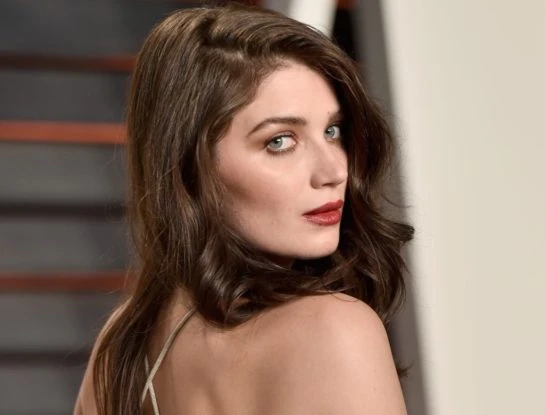 Conocé a la hija de Bono que triunfa en la nueva serie éxito de Netflix: "Detrás de sus ojos"