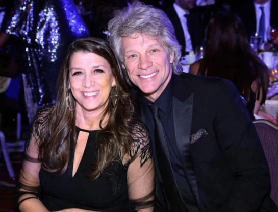 Jon Bon Jovi cumple 59 años al lado de la mujer que conoció en la secundaria, con quien tiene 4 hijos y lleva adelante un comedor comunitario