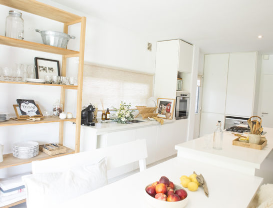 Video deco: una cocina simple y natural, a plena luz e integrada al living