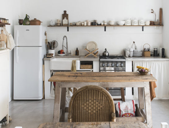 Video deco: una cocina simple y rústica, con la calidez del reciclado y la herencia familiar