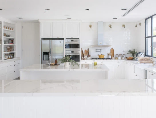 Video deco: una cocina amplia, simple e “iluminada”