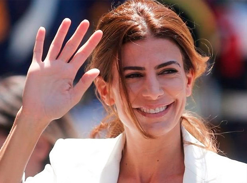 Juliana Awada confirma que el blazer negro es una prenda indispensable