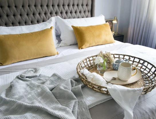 Cómo decorar un dormitorio inspirado en la habitación de un hotel (y con tarifa low cost)
