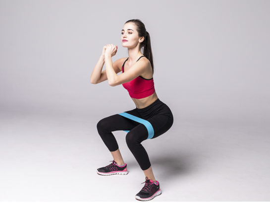 Rutina de entrenamiento con banda elástica, ideal para fortalecer glúteos y piernas