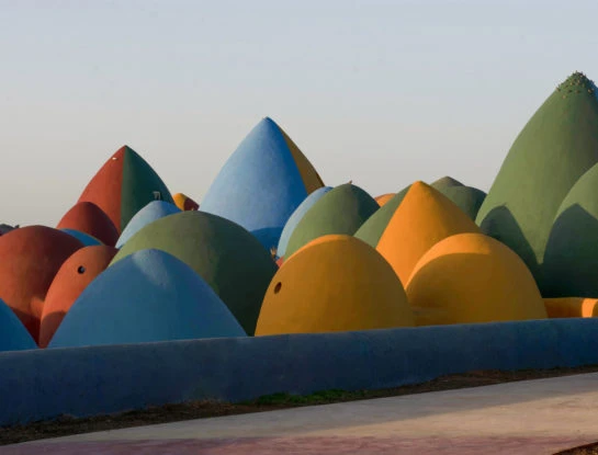 Bienvenidos a Housing Hormuz, una aldea multicolor, social y ecológica en Irán