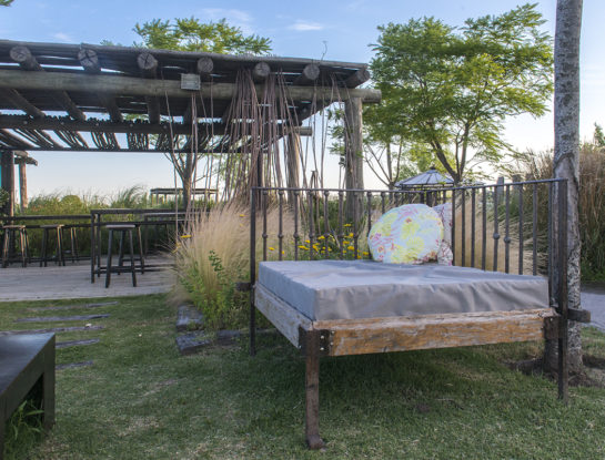 Un paseo por una huerta con decoración y alma natural