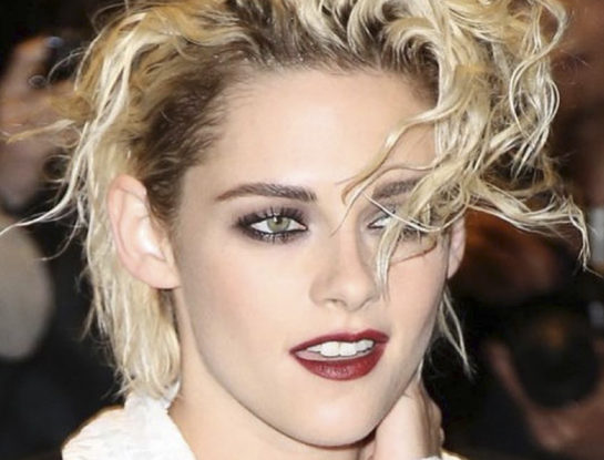 Esta es la primera foto de Kristen Stewart como Diana con el anillo de compromiso