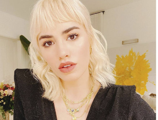 Lali usó un look de alto impacto para la presentación de "Sky Rojo"