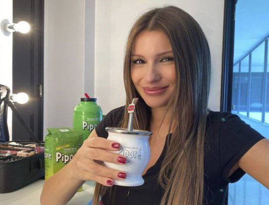 Pampita mostró otro look canchero con una prenda "it" de media estación