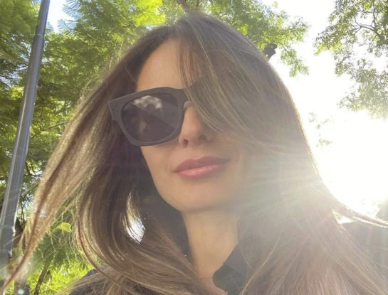 Pampita se mostró con un look otoño invierno 2021 inspirado en Gambito de Dama