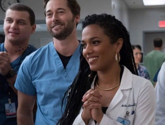 New Amsterdam: La foto que confirma que entre Ryan Eggold y Freema Agyeman hay buena química detrás de cámara