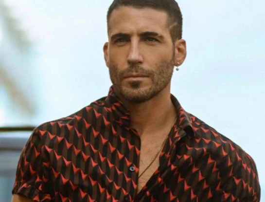 Quién es Miguel Angel Silvestre, el protagonista de Sky Rojo: tiene 38 años, estudió acrobacia y hoy es uno de los solteros más codiciados de España