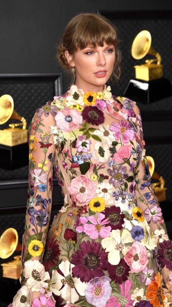 Taylor Swift llevó el flower power a la red carpet de los ...