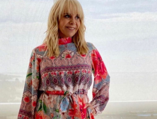 Mirá el accesorio que usó Claudia Villafañe para cancherear su vestido de flores