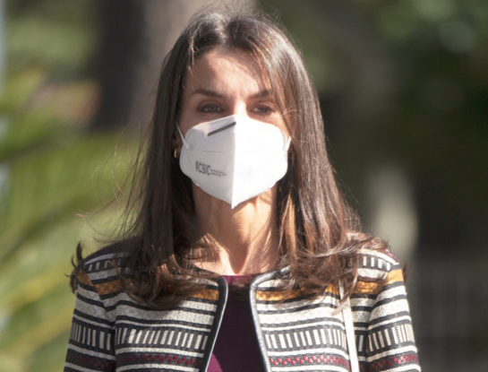 Letizia Ortiz suma un pantalón blanco a su look  y actualiza una chaqueta que llevó en el 2015