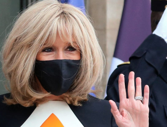 ¡Alto impacto! Brigitte Macron sorpendió con un vestido súper original