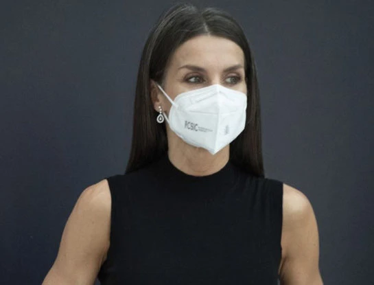 Letizia Ortiz elige el blanco y negro y apuesta por un look súper femenino