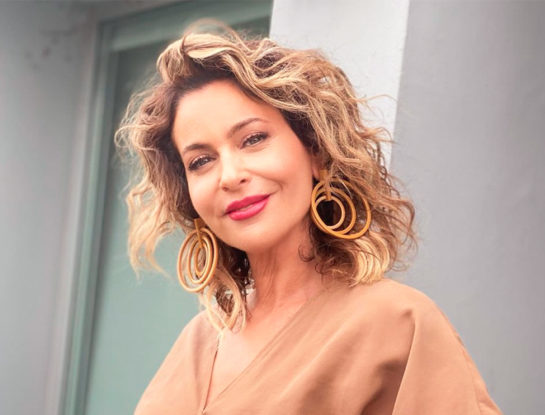 Manual de estilo: Karina Mazzocco nos muestra cómo lleva su prenda favorita en uno de los tonos de la temporada