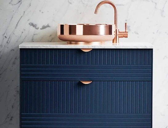 7 ideas brillantes de decoración para sumar cobre en el baño