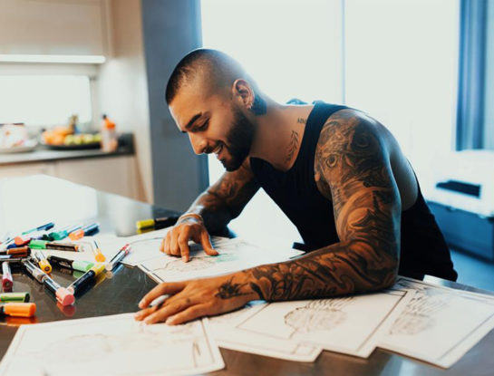 Esta es la colección que Maluma creó para la casa parisina Balmain: la prenda más cara es una campera y sale 2.550 dólares