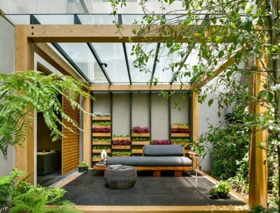 7 ideas para decorar patios cerrados y disfrutarlos en otoño e invierno