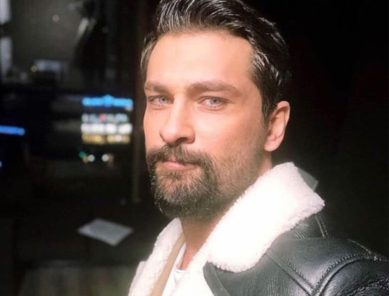 Este es el original (y divertido) barbijo que usa Onur Tuna, el cirujano Ferman EryiğitB de Doctor Milagro