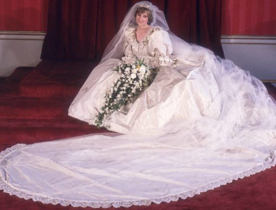 A cuatro décadas de la boda del Lady Di y el príncipe Carlos, exponen el impresionante vestido