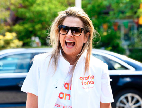 ¡Máxima se calzó los guantes de goma y se puso a limpiar!