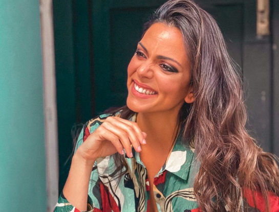 Belu Lucius se animó a llevar la prenda más versátil y comodín del guardarropas