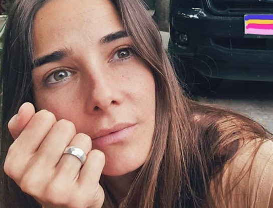 Juana Viale, bien abrigada y con un color que es tendencia en este otoño invierno 2021