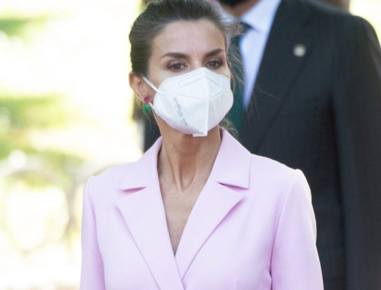 Letizia Ortiz recurre al rosa, su nuevo color fetiche