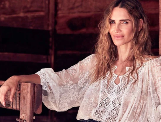 María Vazquez llevó un suéter con canesú bordado, un hit de esta temporada