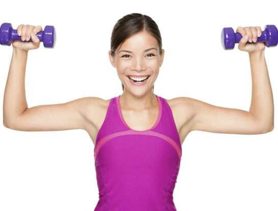 Claves para fortalecer y tonificar los brazos en casa con ejercicios con mancuernas