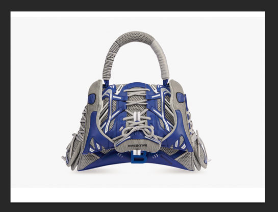 Balenciaga lanza una cartera inspirada en unas zapatillas