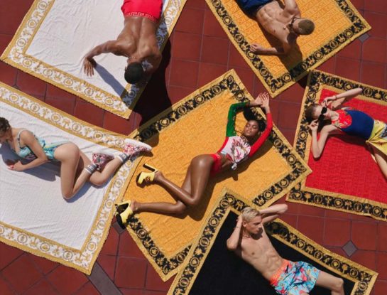 Versace nos lleva la playa con mucho glamour