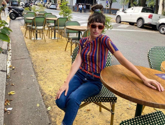 Cande Vetrano dio qué hablar: lució una remera con la foto de la serie del momento