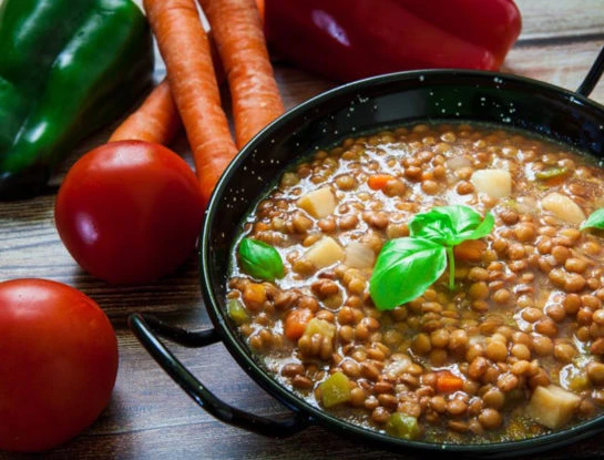 La receta light para combatir el frío: guiso de lentejas vegetariano del doctor Cormillot