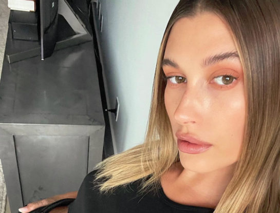 Hailey Baldwin elige uno de los colores más chic de la temporada