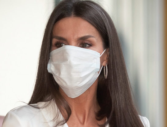 Letizia de punta en blanco marcó la diferencia con sus accesorios