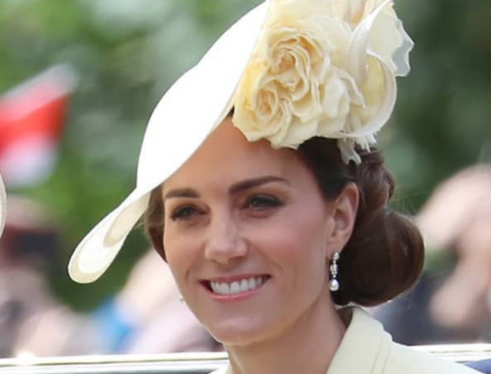 Por qué Kate Middleton usa un collar con las iniciales de sus hijos