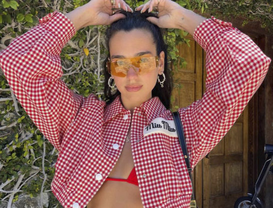 Dua Lipa lleva el delineado que será tendencia la temporada que viene