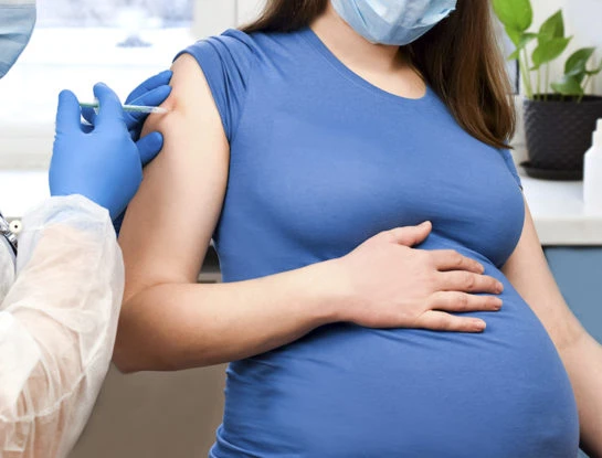 Covid-19 y embarazo: 6 dudas sobre vacunación respondidas por médicos especialistas