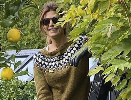 Juliana Awada y un suéter muy sixties que vuelve a ser tendencia 2021