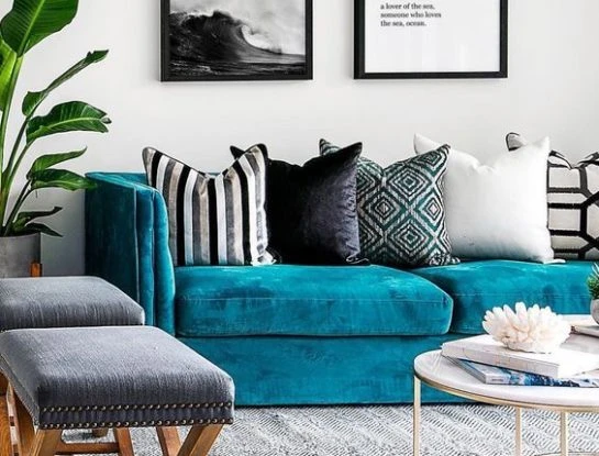 7 ideas que no fallan para decorar la pared del living donde apoya el sofá