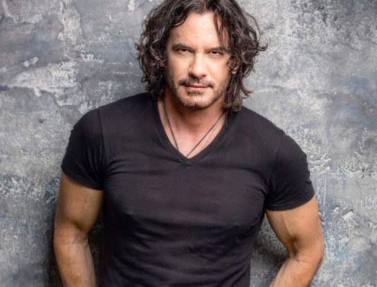 Qué es de la vida de Mario Cimarro: cumplió 50 años, dejó la actuación para recorrer el mundo en moto y tiene una novia 21 años más jóven que él