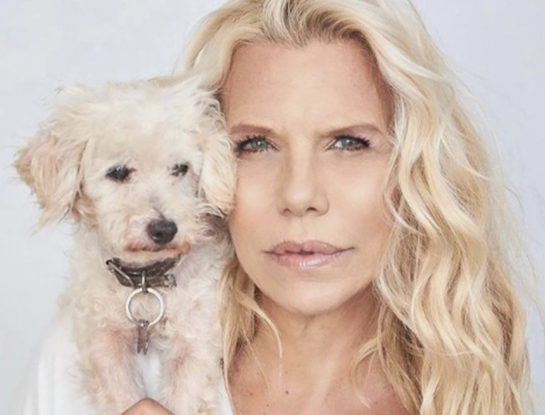 Qué es de la vida de Nora Portela: dejó las pasarelas para dedicarse a la solidaridad; hoy a los 62 años, convive con 40 perros rescatados y ayuda a varias fundaciones