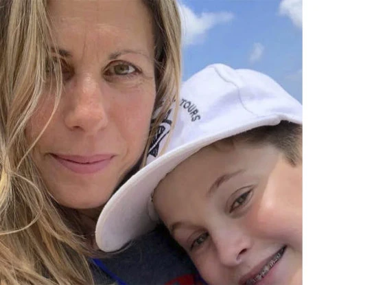Quién era Stacie Fang, la mujer de 54 años que esperó a que rescataran a su hijo de los escombros en Surfside para después morir