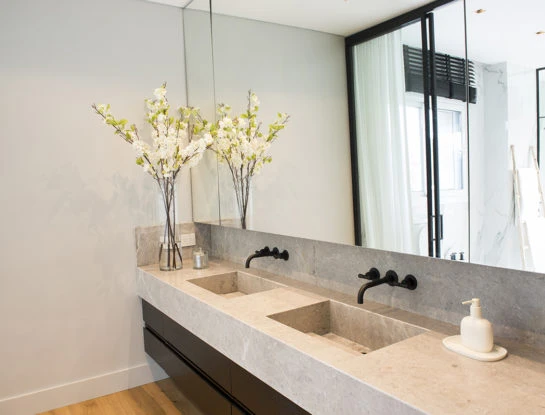 Video deco: un baño de estilo cálido y moderno