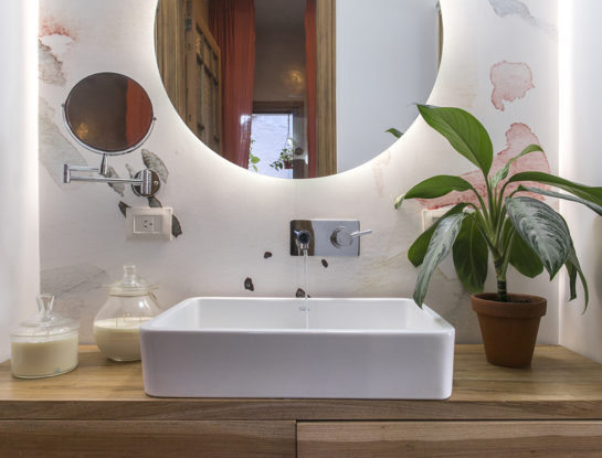 Video deco: cómo combinar colores y plantas en el baño